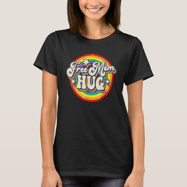 Free Mom Hug LGBT Pride Pride Mom Month Retro Vint T-Shirt (Front)