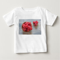 Fresh raspberries in a bowl