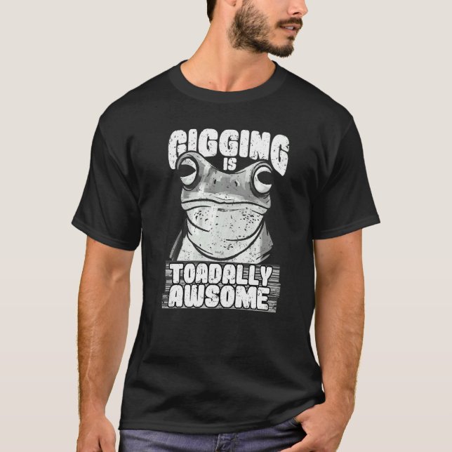 Frog gigging is toadally awesome hunting and frogg T-Shirt (Front)
