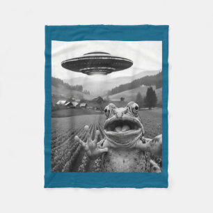 Frog Selfie With Alien Ufo Funny Shocked Frog Fleece Blanket