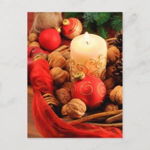 Frohe Weihnachten. Kerze mit Walnüssen. Holiday Postcard