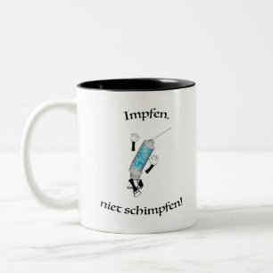 Fröhliche Spritze mit einer Impfung, die vor Freud Two-Tone Coffee Mug