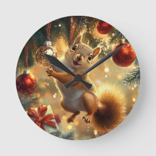 Fröhliches Eichhörnchen im Weihnachtsbaum Round Clock