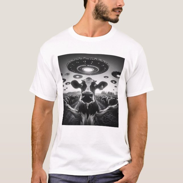 Funny Alien Cow UFO Dairy Cow Selfie with UFOs T-Shirt (Front)