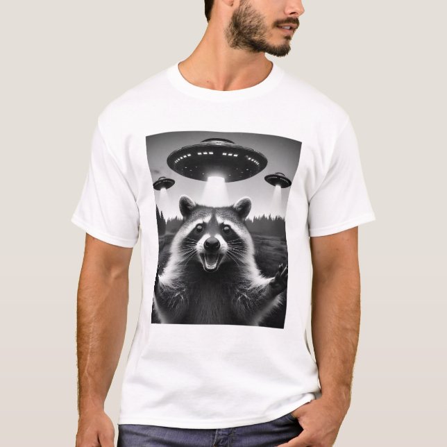 Funny Alien Racoon UFO Racoon Selfie with UFOs T-Shirt (Front)