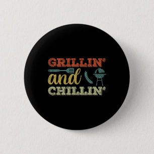 Funny Bbq Shirt For Men Vintage Grillin And Chilli 6 Cm Round Badge
