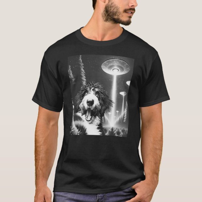Funny Bernedoodle Alien UFO Taking a Selfie Dog Mo T-Shirt (Front)