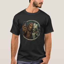 Funny Bigfoot & Alien Selfie Retro UFO  T-Shirt