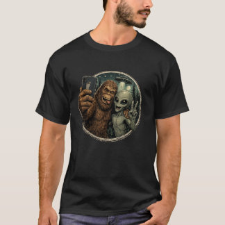 Funny Bigfoot & Alien Selfie Retro UFO  T-Shirt