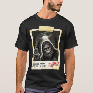 Funny bigfoot alien ufo vintage evidence photo T-Shirt