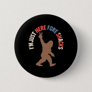 Funny Bigfoot Im Just Here For The Snacks Retro Us 6 Cm Round Badge