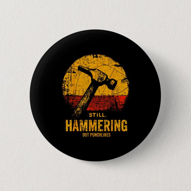 Funny Carpenter Still Hammering Out Punchlines Vin 6 Cm Round Badge (Front)
