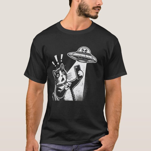 Funny Cat Alien UFO Encounter Sci-Fi Selfie T-Shirt (Front)