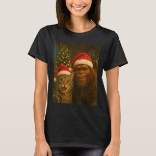 Funny Cat Selfie With Bigfoot Christmas Sasquatch  T-Shirt