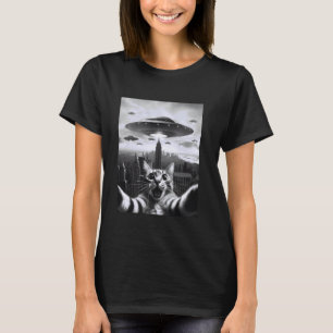Funny Cat Selfie with UFOs Weird Alien Cat Selfie T-Shirt