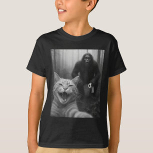 Funny Cat Surprised Happy Selfie With Bigfoot Doin T-Shirt