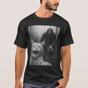 Funny Cat Surprised Happy Selfie With Bigfoot Doin T-Shirt