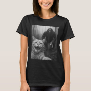 Funny Cat Surprised Happy Selfie With Bigfoot Doin T-Shirt