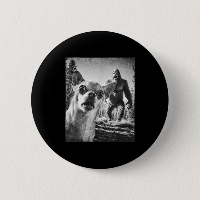 Funny Chihuahua Selfie With Bigfoot Sasquatch Cryp 6 Cm Round Badge (Front)