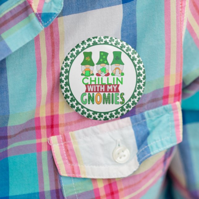Funny Chillin with My Gnomies St Patricks Day 6 Cm Round Badge (Funny Chillin with My Gnomies St Patrick's Day Button)