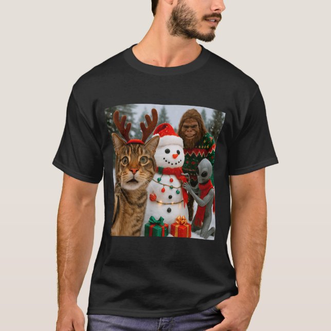 Funny Christmas Cat Selfie With Bigfoot Alien &amp T-Shirt (Front)