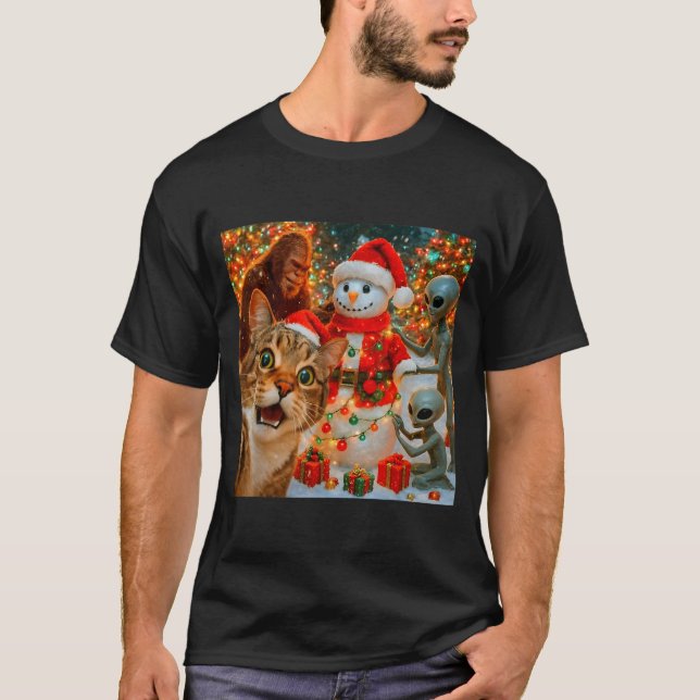 Funny Christmas Cat Selfie With Bigfoot Alien &amp T-Shirt (Front)