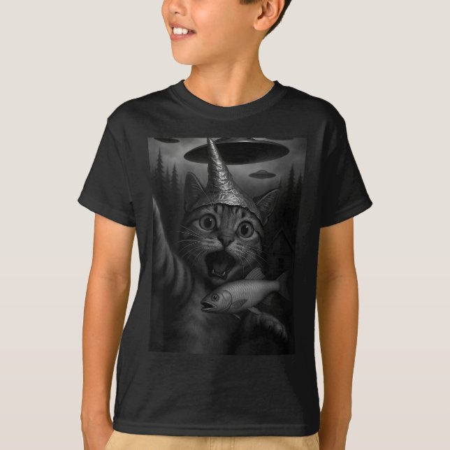Funny Consracy Cat In Tin Foil Hat Panics At Alien T-Shirt (Front)
