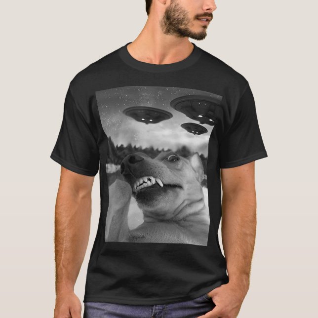 Funny Dog Face Taking Selfie With Alien Funny Alie T-Shirt (Front)