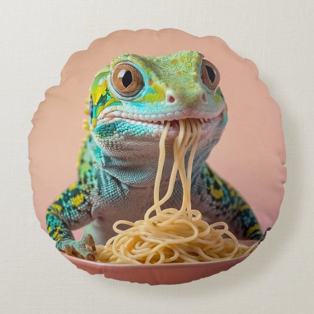 Funny Gecko Eating Spaghetti  Round Cushion (Front)