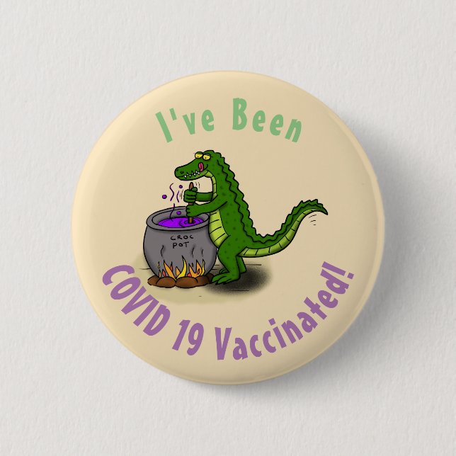 Funny green alligator cooking cartoon 6 cm round badge (Front)