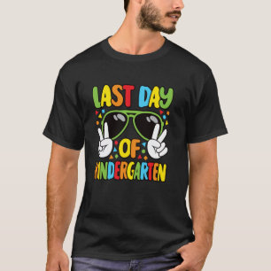 Funny Groovy Last Day Of Kindergarten Teacher Men T-Shirt