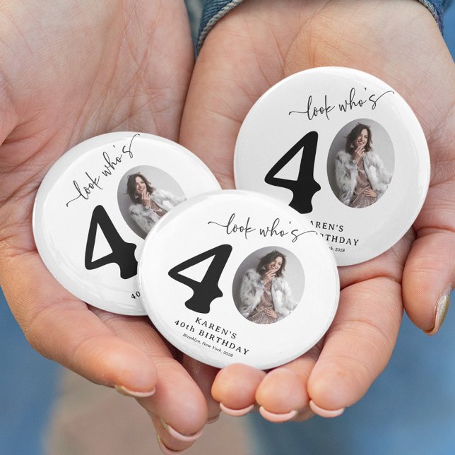 Funny 'Look Who's 40' Stylish 40th Birthday 6 Cm Round Badge (Creator Uploaded)