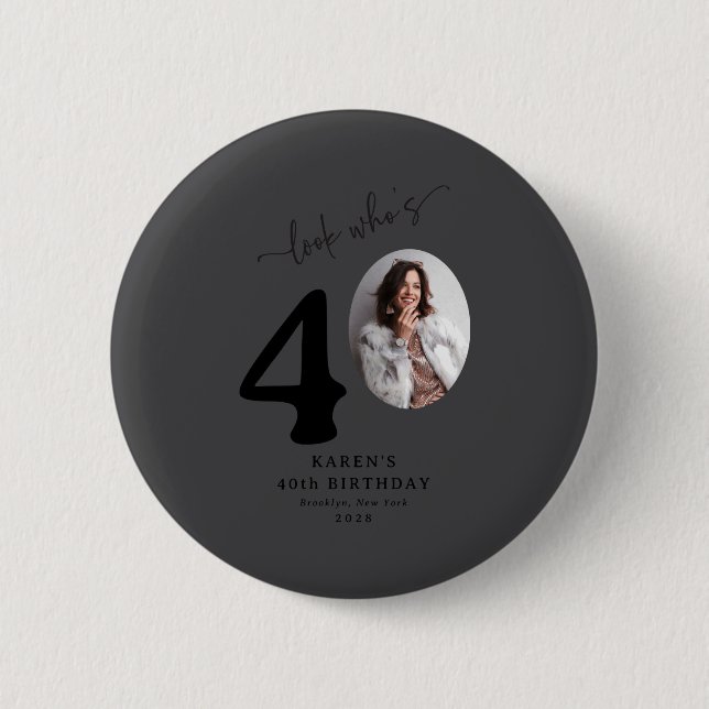 Funny Look Whos 40 Stylish 40th Birthday  6 Cm Round Badge (Front)