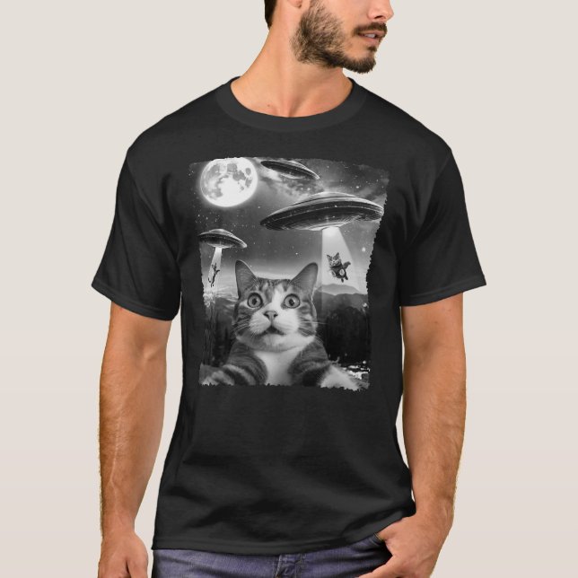Funny Scared Cat Selfie with Alien UFOs Gift Men W T-Shirt (Front)