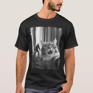 Funny Scared Cat Selfie With Bigfoot Gift Idea Men T-Shirt