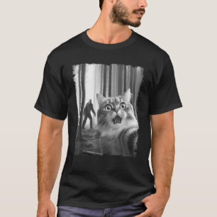 Funny Scared Cat Selfie with Bigfoot Gift Idea Men T-Shirt