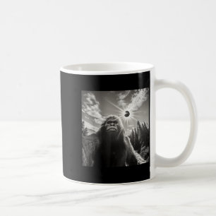 Funny Shirt Bigfoot Taking Selfie Solar Eclipse Coffee Mug
