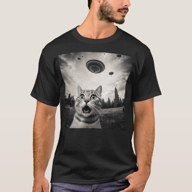 Funny Surprised And Scared Cat Selfie With UFO T-Shirt (Front)