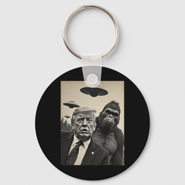 Funny Trump Bigfoot Selfie With Ufos Weird Alien  Key Ring (Front)