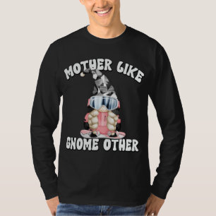 Funny Winter Lover Gnome Snowboarding Mum T-Shirt