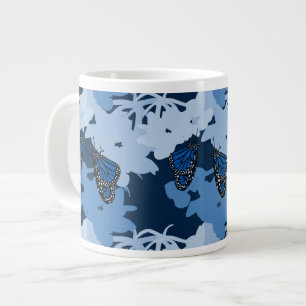 Fütternd Monarchschmetterling in Blau Large Coffee Mug