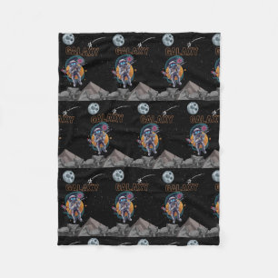 GALAXY   , AQUI ESTAMOS Y NO NOS VAMOS FLEECE BLANKET