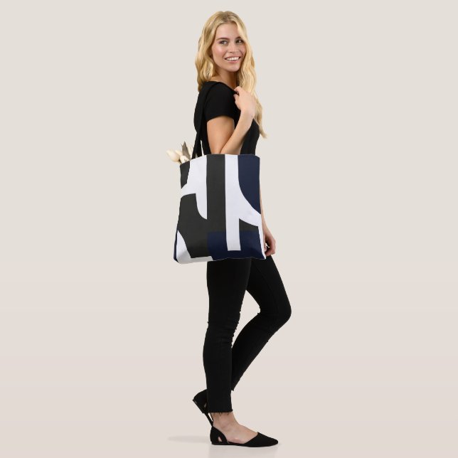 Geometría para sostenerse tote bag (On Model)