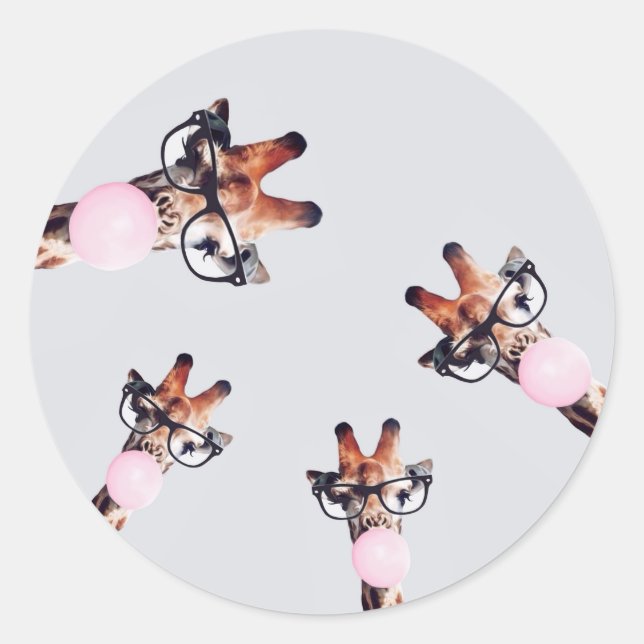 GIRAFFE WEARING GLASSES BLOWING A PINK BUBBLE GUM CLASSIC ROUND STICKER (Front)