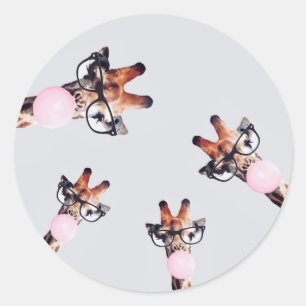 GIRAFFE WEARING GLASSES BLOWING A PINK BUBBLE GUM CLASSIC ROUND STICKER
