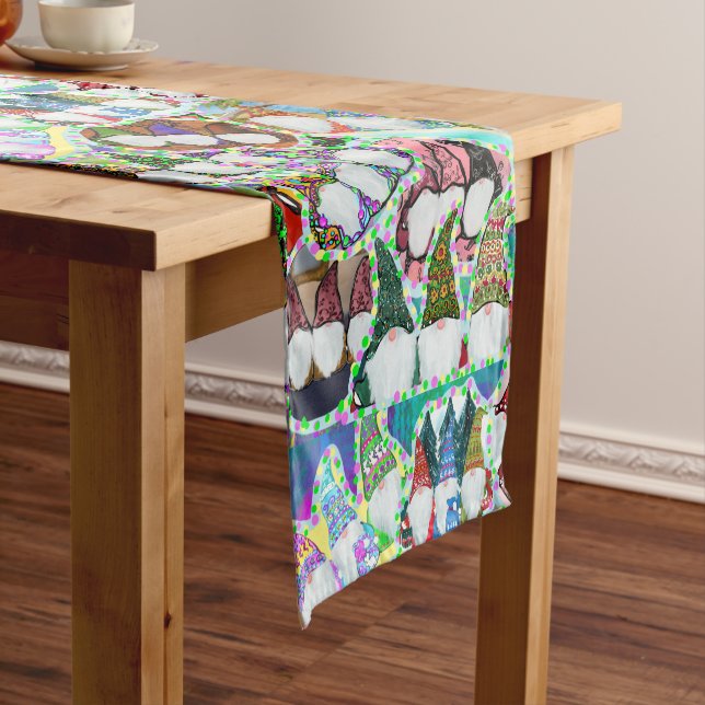 GNOME    SHORT TABLE RUNNER (In Situ)