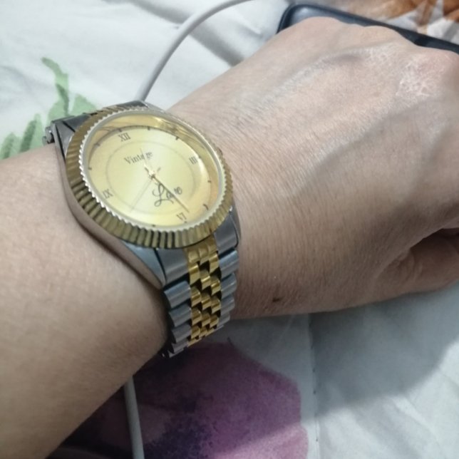 Gold classic girly vintage watch (Creator Uploaded)
