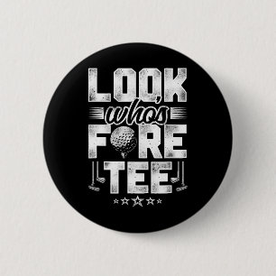 Golf 40th Birthday Pun Vintage Look Who’s Fore Tee 6 Cm Round Badge