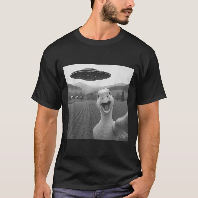 Goose Selfie With Alien Ufo Funny For Men Women Ki T-Shirt (Front)