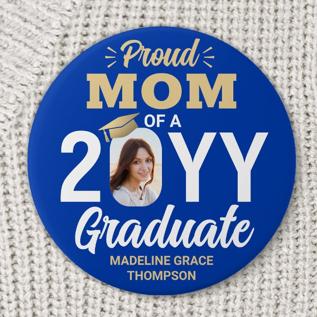 Graduate Photo Proud Mom Modern Royal Blue & Gold 7.5 Cm Round Badge (Creator Uploaded)